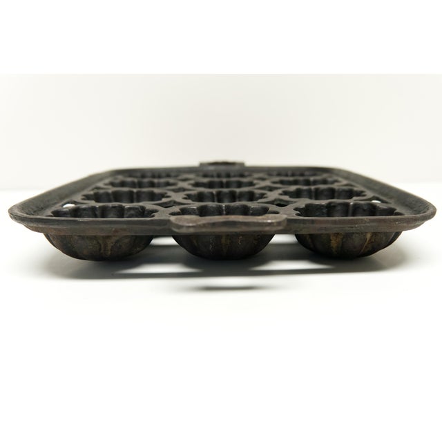 Mid-Century Modern Cast Iron Lodge Bakeware Attributed #20 Turks Head Gem Muffin Pan For Sale - Image 3 of 5