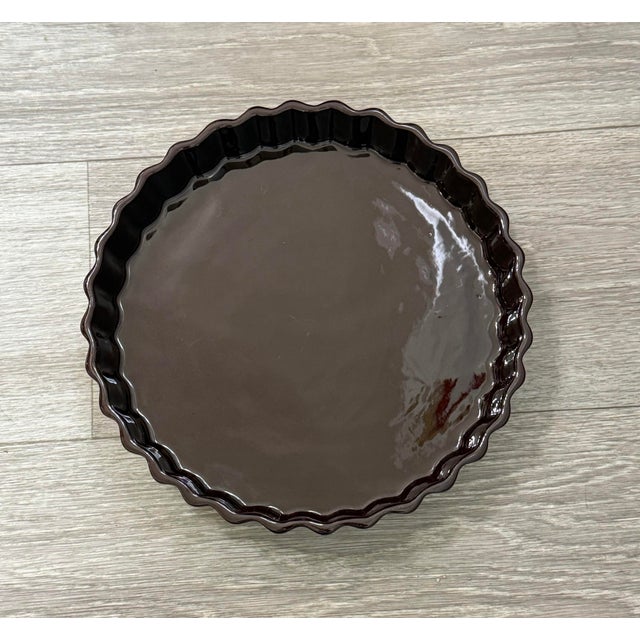 Vintage Mid-Century Modern Two‑Tone Ceramic Tart Dish Fluted Bakeware 9.5” For Sale - Image 6 of 8