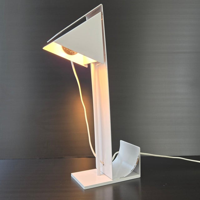 Mid-Century Modern Vintage Table Lamp in White Lacquered Bent Metal, 1970s For Sale - Image 3 of 15