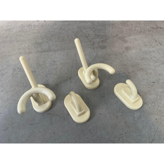 Vintage design coat racks by Alto (Italy). Easy assembly. Plastic (discolored). In good condition. A set of 2x 2 coat...