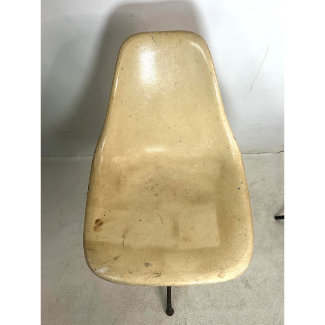 Mid-Century Modern Vintage Eames Style Fiberglass Side Chair For Sale - Image 3 of 9