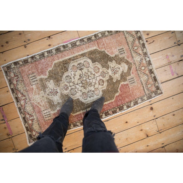 :: Center medallion in scalloped contour adorned by double tiered finials atop an open field with narrow banded main...