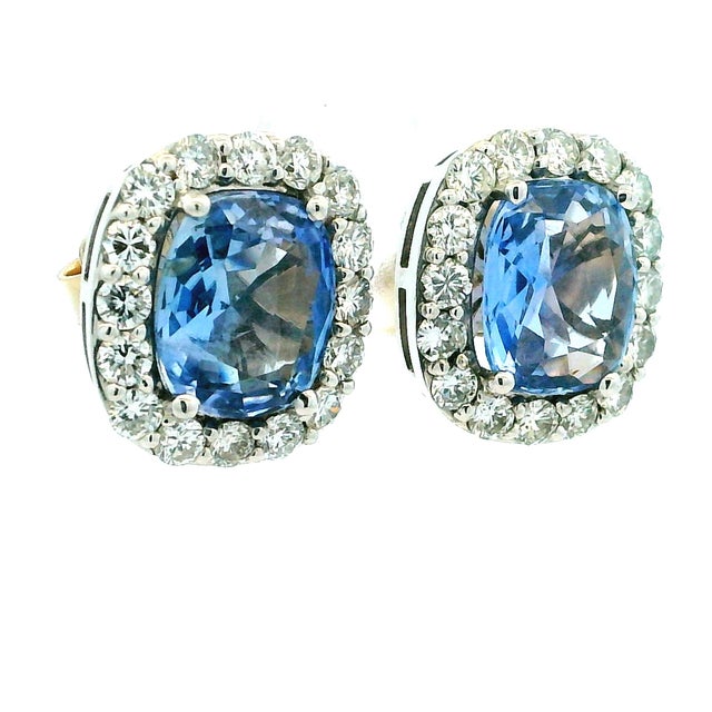 Ceylon Sapphire Diamond Cluster Earrings in 18k White Gold, 8.5 Carats, A Pair For Sale In Miami - Image 6 of 10