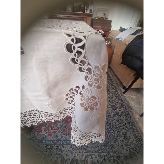 Hand-Tapped Linen Tablecloth with 12 Napkins, 1950s, Set of 13 For Sale - Image 4 of 6