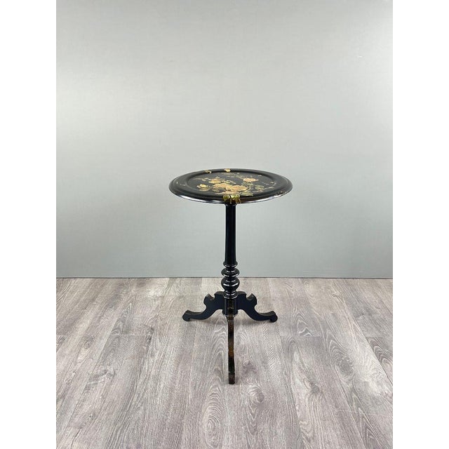 Victorian-style tilting side table – 19th century Elegant tripod side table with a round tilting top, made of black...