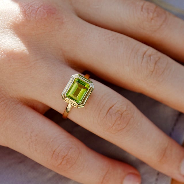 Kai Fine Jewelry Kai Bella 2.50ctw Emerald-Cut Peridot East-West Ring, Size 6 in 14k Gold (All Sizes Available) For Sale - Image 4 of 12
