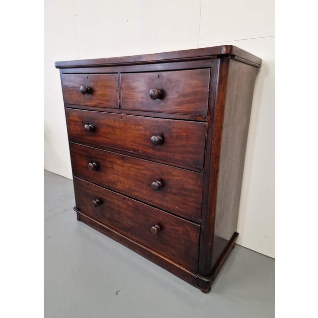 Large and antique chest of drawers. Mahogany veneer, elm. England. 1860s. Size: height 120cm; length 120cm; depth 50cm.