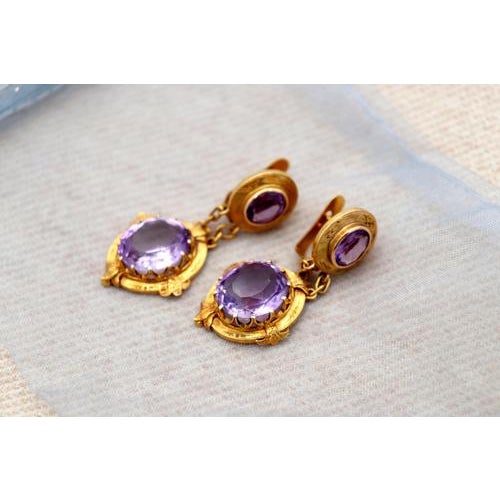 18 Karat Gold Earrings with Reliefs, Set of 2 For Sale - Image 5 of 7