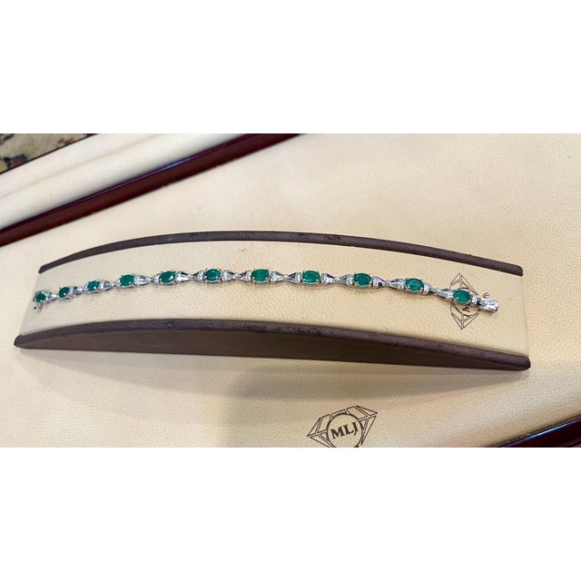 Green 11 Carat Natural Emerald & Diamond Cocktail Tennis Bracelet 14 Karat White Gold For Sale - Image 8 of 18