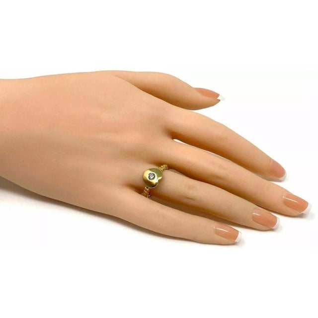 This is a lovely authentic ring by David Yurman, it is crafted from 18k yellow gold with a polished finish featuring a...