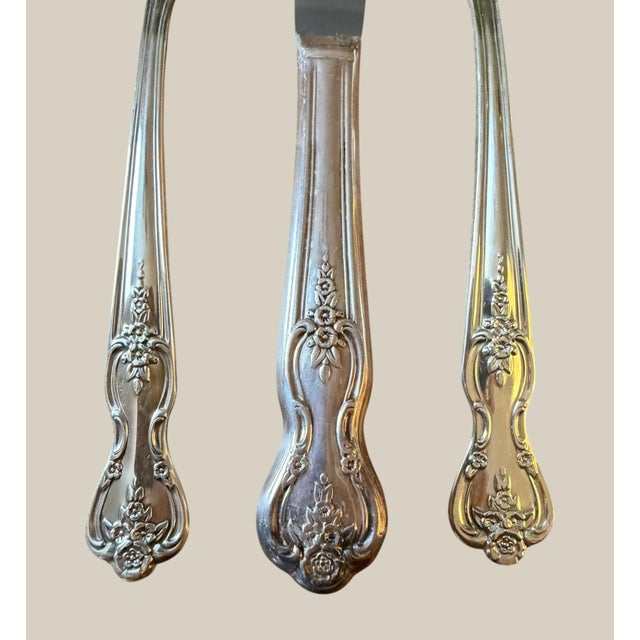 Traditional Vintage 1951 Wm Rogers Magnolia Silverplate Flatware 54 Pc Set Original Box For Sale - Image 3 of 6