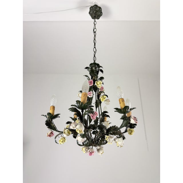 Florentine six-light chandelier in wrought iron and porcelain, 1970s Intact and in good condition, E14 bulbs. Height of...