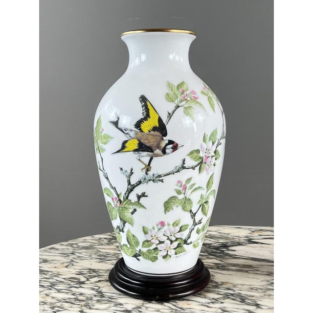 20th Century Porcelain The Meadowland Bird Vase from Franklin Porcelain, 1980s, Set of 2 For Sale - Image 3 of 10