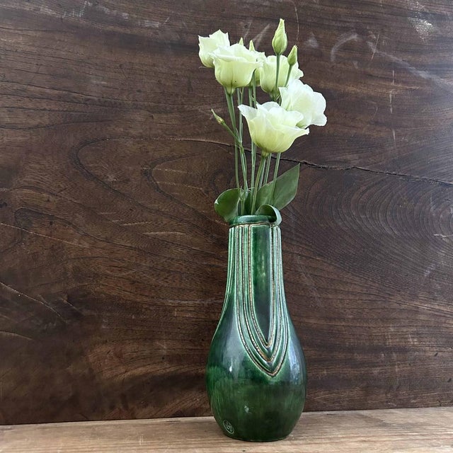 Originally, this 'vase' is a ladle stand that was used in tea ceremonies, called "Shakudate 杓立." This beautiful pottery...