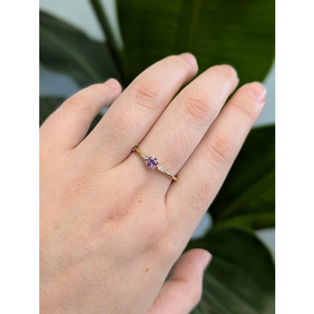 Contemporary Ceylon Purple Sapphire and Natural Diamonds Ring in Solid 14k Gold - Round 4mm, Size 6.75 For Sale - Image 3 of 12