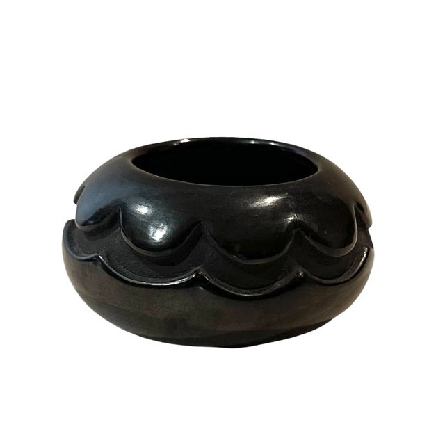 Black Santa Clara pottery bowl by Frances Salazar circa 1970s in immaculate condition. New Mexico, USA.
