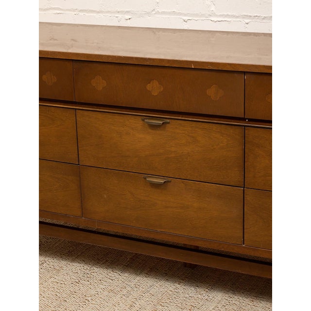 Wood Vintage Basset Mid-Century Modern Walnut Nine-Drawer Dresser With Inlay For Sale - Image 7 of 12