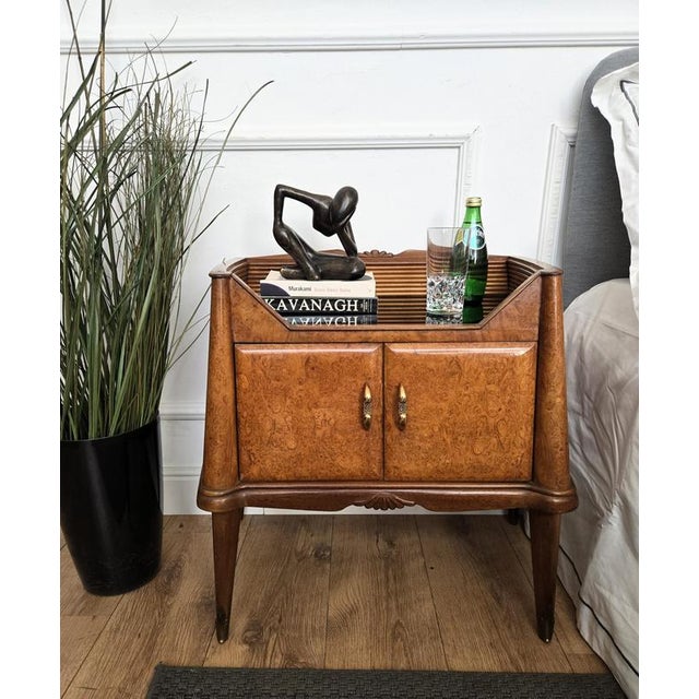 Mid-Century Art Deco Italian Nightstands in Walnut and Glass Top, 1950s, Set of 2 For Sale - Image 3 of 10