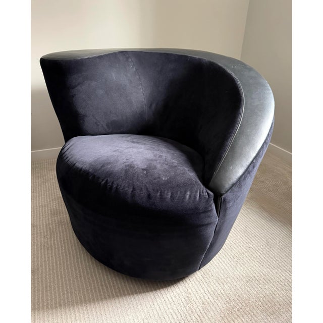 Mid-Century Modern 1980s Vladimir Kagan for Directional Pair of Nautilus Chairs & Pouf For Sale - Image 3 of 6