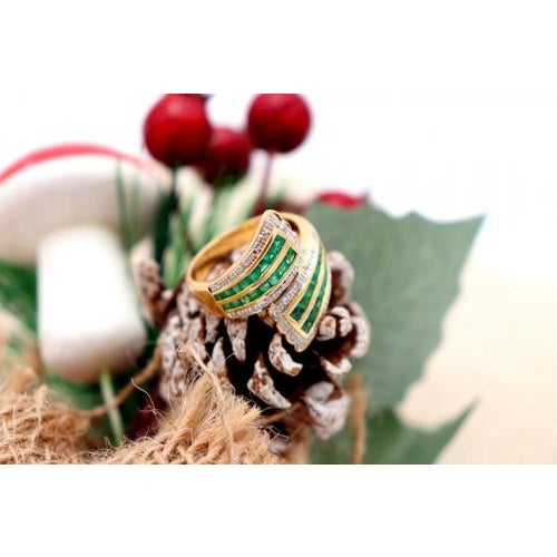 Gold ring with brilliant-cut diamonds (28) and calibrated emeralds. Metal: Gold. Origin: Portuguese. Brand: Veado. Weight:...