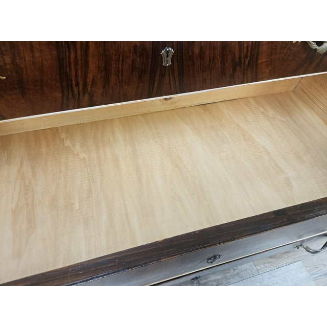 Chest of Drawers in Mahogany and Maple with Lacquered Feet, 1950 For Sale - Image 16 of 18