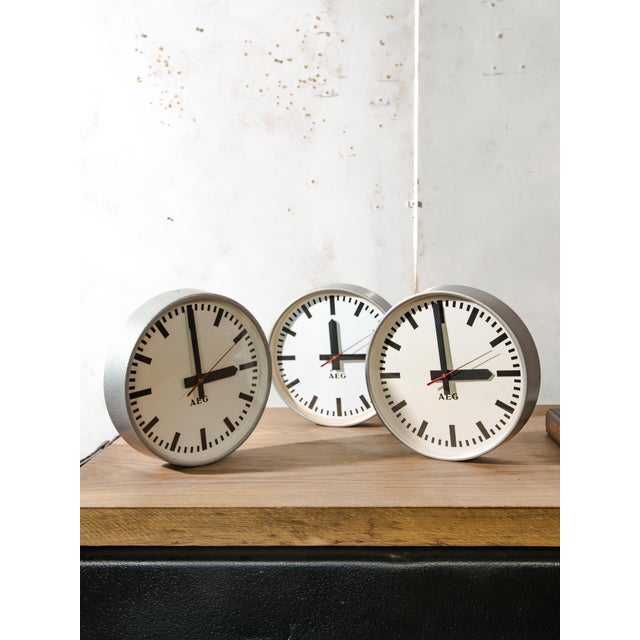 Industrial Grey Hammered Wall Clock from Aeg, Germany, 1960s For Sale - Image 11 of 15