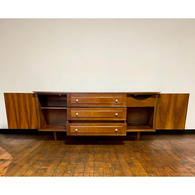 Mid-Century Modern Mid-Century Modern Credenza Dresser For Sale - Image 3 of 7