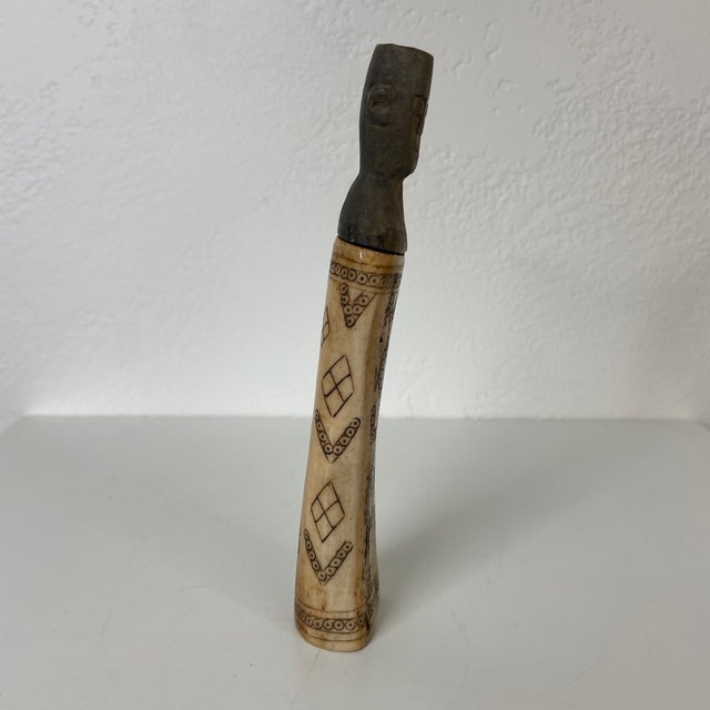 Mid 20th Century Dayak Shaman’s Carved Bone Powder Container With Anthropomorphic Stopper – Borneo Indonesia For Sale - Image 4 of 8