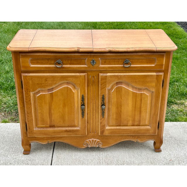 Ethan Allen Vtg. Maple Ethan Allen Country French Style Flip Top Bar/Server Cabinet For Sale - Image 4 of 17