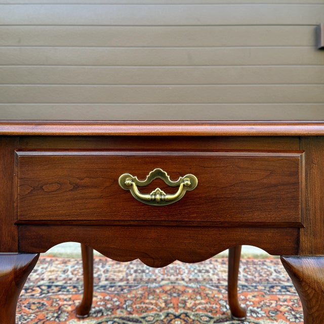 Thomasville Vintage Thomasville Collectors Cherry Queen Anne 1 Drawer Side Table For Sale - Image 4 of 15
