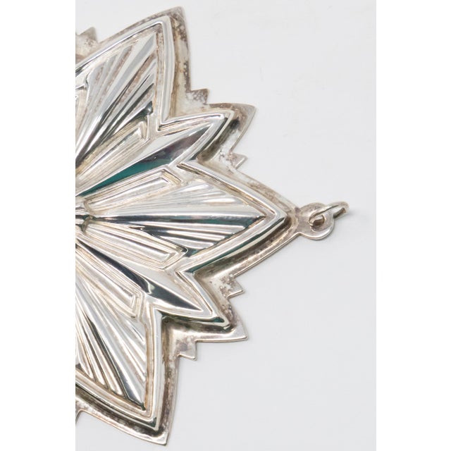 Offering this beautiful Gorham snowflake from 1993. Starting in the middle with a round geometric pattern. Going outwards...