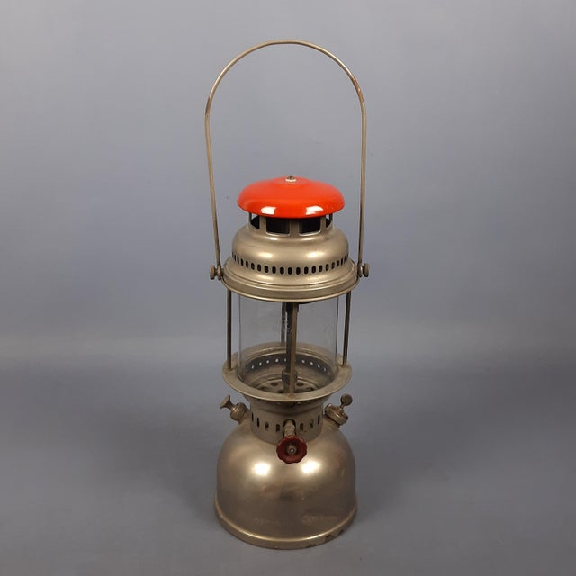 This charming Optimus 300 oil lantern, an authentic collector's item dating back to the 20th century, is made in Sweden....