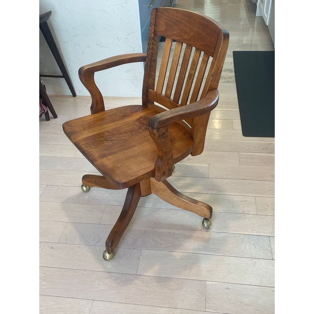 Antique 1920s Solid Tiger Oak Swivel Bankers Desk Chair - Excellent Condition For Sale - Image 4 of 10