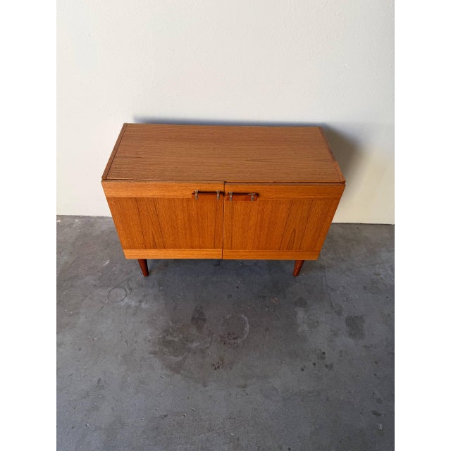 Vintage Danish Teak Cabinet /Credenza – Mid-Century Modern Storage Console, 1960s For Sale - Image 4 of 7