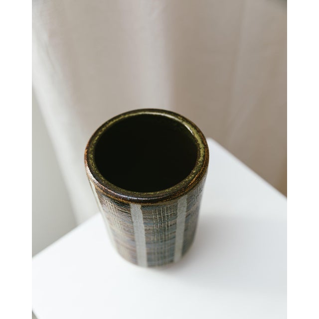 Discover the timeless charm of this Vintage Studio ceramic vase. Inspired by the 1960s, it captures the flair of days gone...