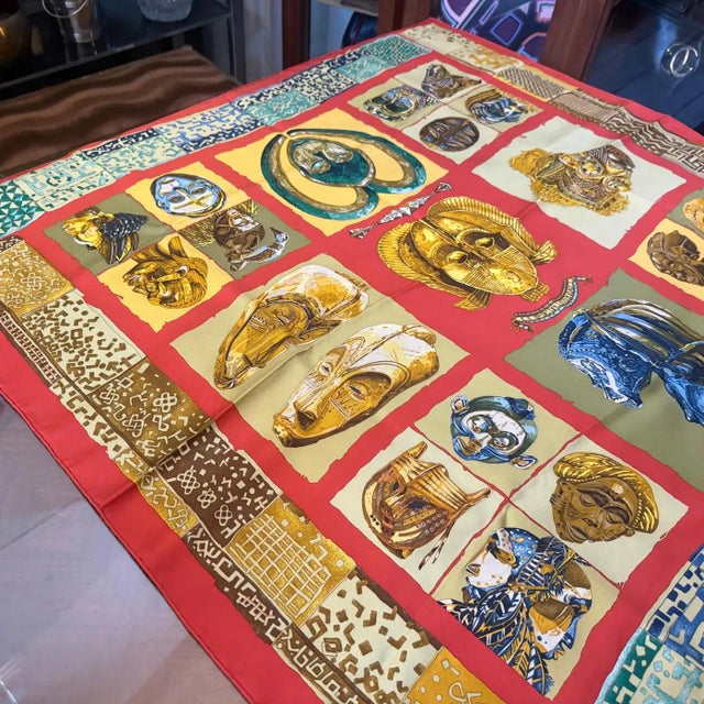 A 1982 Full Set Hermes Carrè Silk Scarf Masques Et Casques by Julia Albadie For Sale - Image 16 of 18
