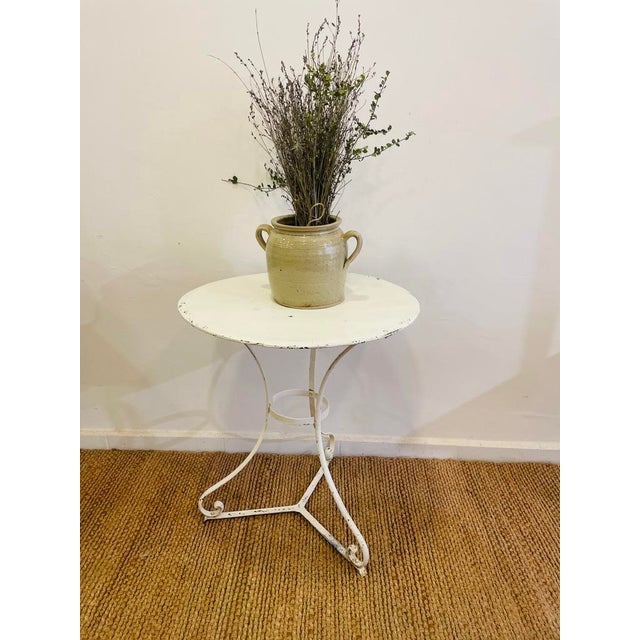 Pedestal Table in White Iron, in Good conditions. Designed 1920 to 1949