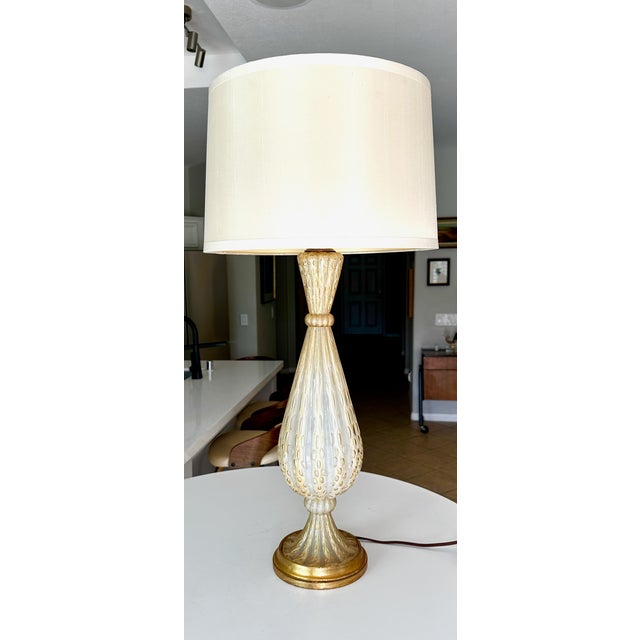 An elegant mid-century modern Italian table lamp crafted from hand-blown Murano glass by the renowned maker Barovier &...