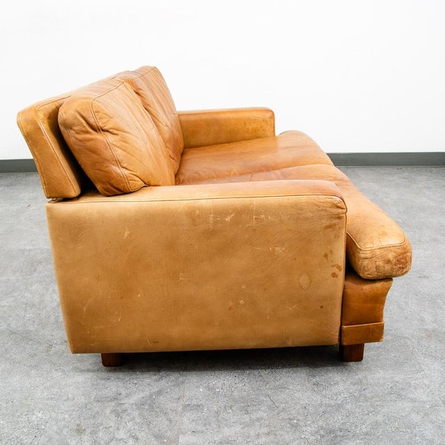 Mid-Century Modern Mid Century Danish Modern Sofa Settee 2 Seater Tan Vante Leather Cognac Couch For Sale - Image 3 of 12