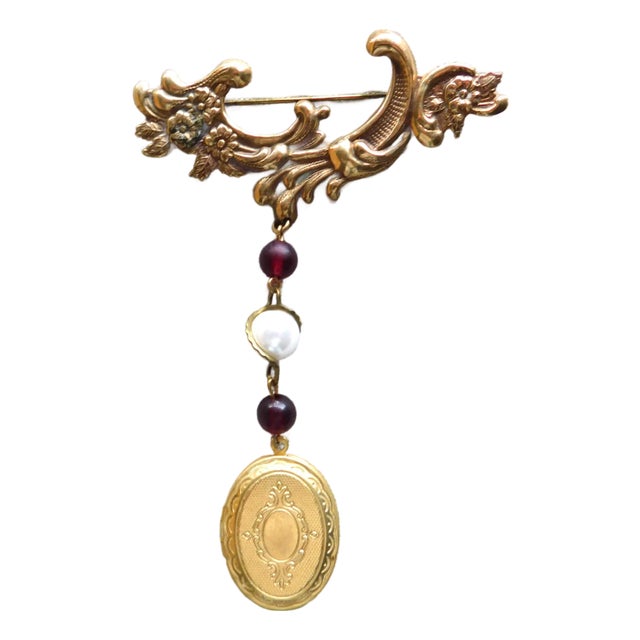 Vintage Classic English Gold Brooch Pin and Etched Oval Locket, Hanging Wine & Wired Pearl Chain For Sale