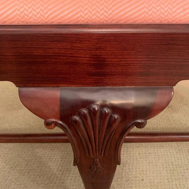 Wood 1980s Georgian Furnishing Co. Carved Mahogany Queen-Anne 6-Leg Bench With Coral Fabric For Sale - Image 7 of 10