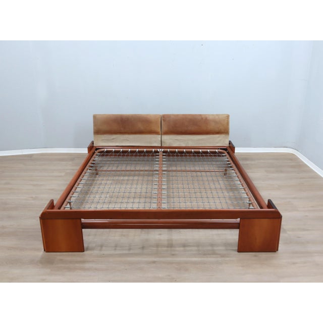 Wood Walnut and Leather Bed attributed to Tobia Scarpa for Stildomus, 1970s For Sale - Image 7 of 13