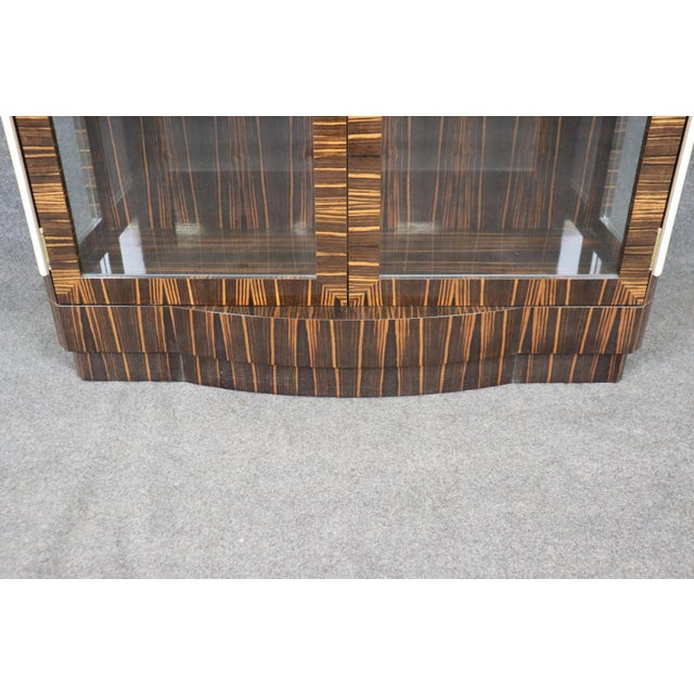 Macassar Ebony Lighted Contemporary French-Made Art Deco Vitrine Manner Ruhlmann For Sale In Philadelphia - Image 6 of 12