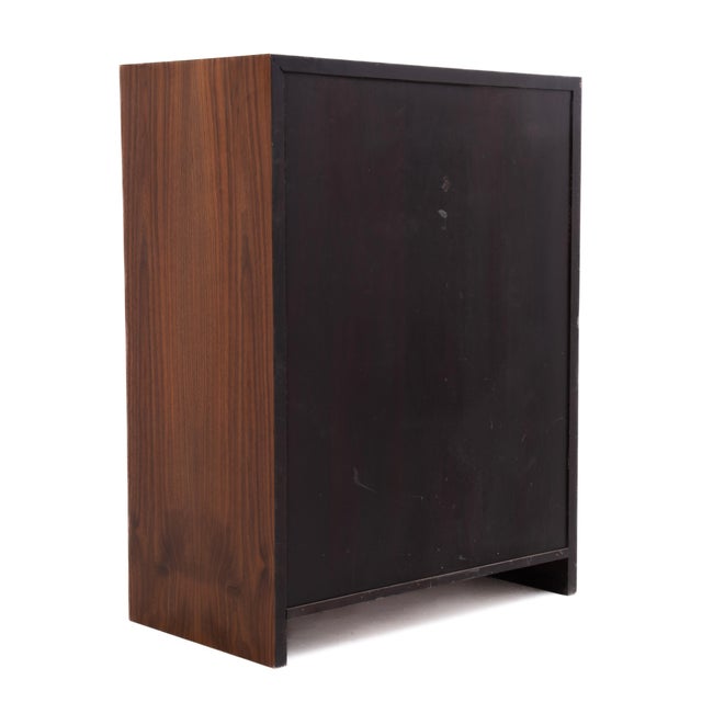 1950s Widdicomb Dale Ford Mid Century Walnut Five Drawer Tall Chest Restored For Sale In Philadelphia - Image 6 of 17