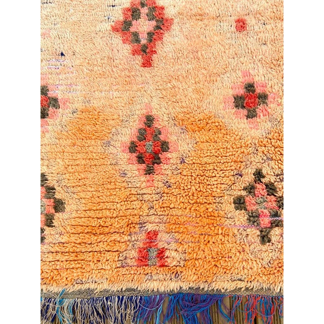 1970s 1970s Orange Pink Moroccan Vintage Rug-4′1″ × 9′10″ For Sale - Image 5 of 9