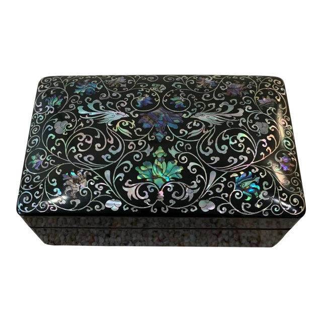 Late 20th Century Vintage Decorative Korean Lacquered Box For Sale