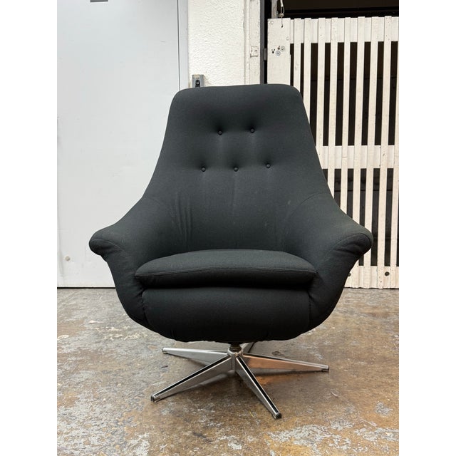 Design Plus Gallery presents a Swivel Chair from the Mid 20th Century. The style is nod to the mad men style of chic,...