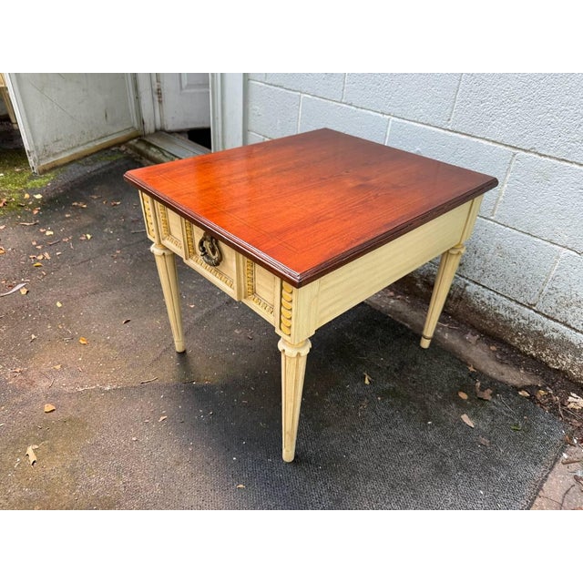 Wood Late 20th Century Pair of American Martinsville MCM Hollywood Regency Accent Nightstands Side Tables For Sale - Image 7 of 14