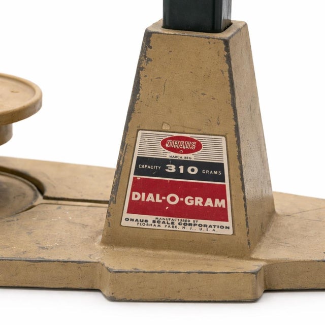Mid-Century Modern Vintage Ohaus Dial-O-Gram Scale No. Vintage 1950s Ohaus Dial-O-Gram Model 310 Laboratory Balance Scale For Sale - Image 3 of 4