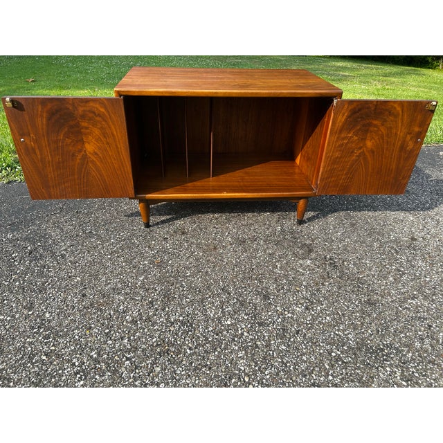 Mid Century Lane Acclaim Record Cabinet Dove Detail For Sale - Image 10 of 11